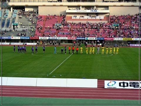 試合終了後選手と審判団が整列をするところ