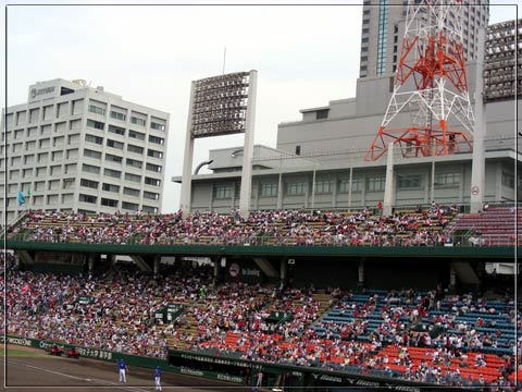 旧広島市民球場の三塁側指定席から一塁側スタンドを臨む