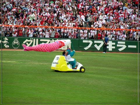 カープ逆転勝利!スラィリーが鯉のぼりを片手にグラウンドを疾走